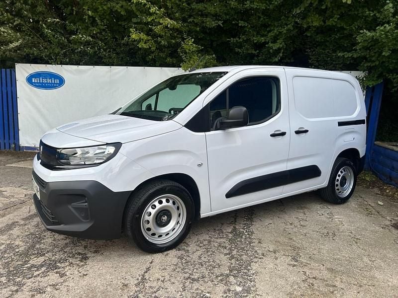 White Used 2024 Vauxhall Combo MPV | £12,499 (Good price) - Image 1/4