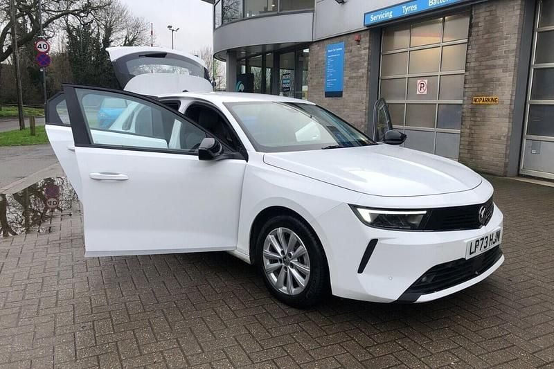 Used Vauxhall Astra Design Edition 130 HP (95 kW) 2023 White Hatchback