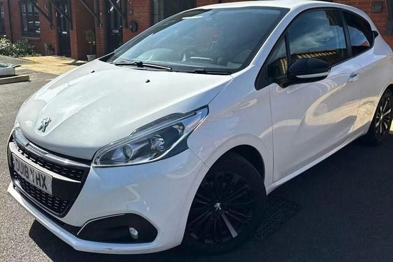 Used Peugeot 208 2018 White Hatchback