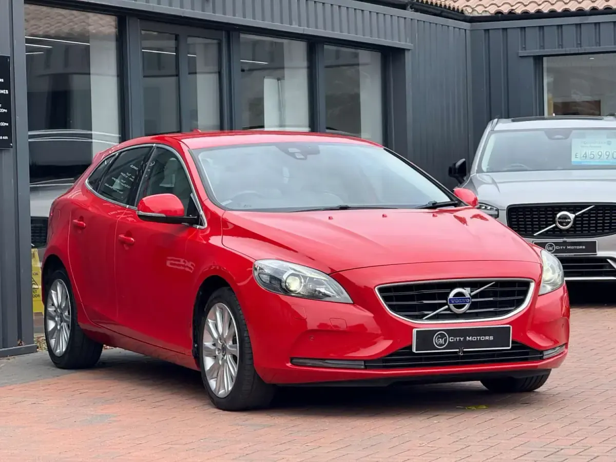 Usado Volvo V40 SE 2013 Rojo Familiar