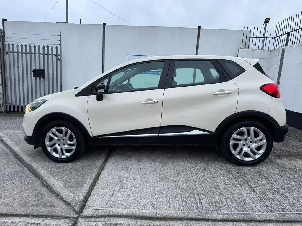 Used Renault Captur Dynamique 90 HP (66 kW) 2015 Cream SUV