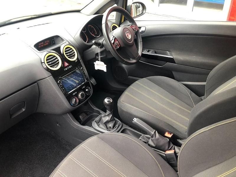 Used Vauxhall Corsa Edition 85 HP (62 kW) 2014 Yellow Hatchback