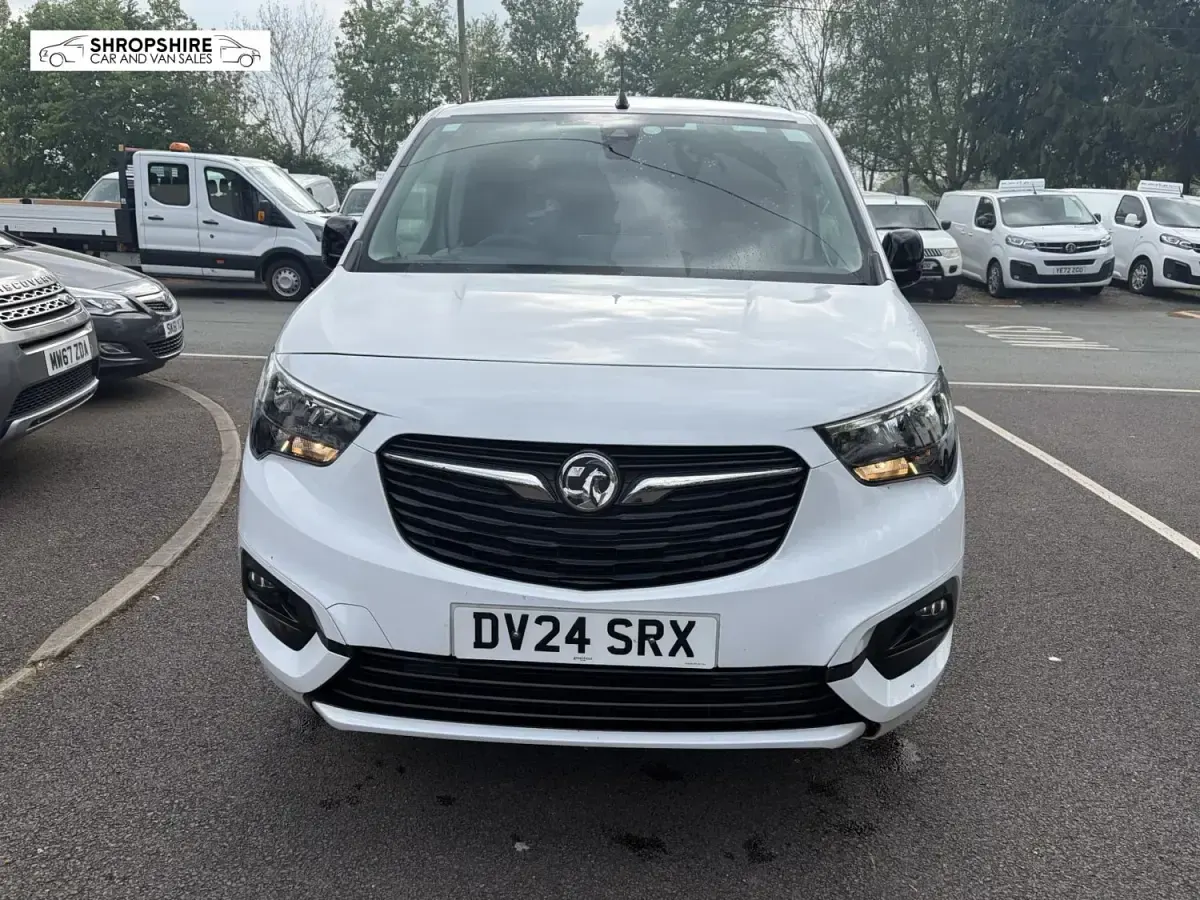 Second-hand Vauxhall Combo S 130 CP (95 kW) 2024 Alb Monovolum
