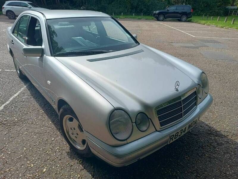 Used Mercedes E240 170 HP (125 kW) 1998 Silver Sedan