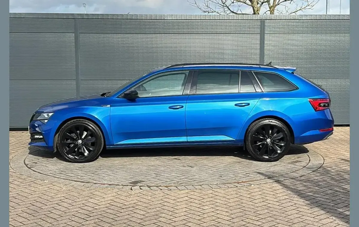 Usado Skoda Superb SportlinePlus 190 CV (139 kW) 2022 Azul Familiar