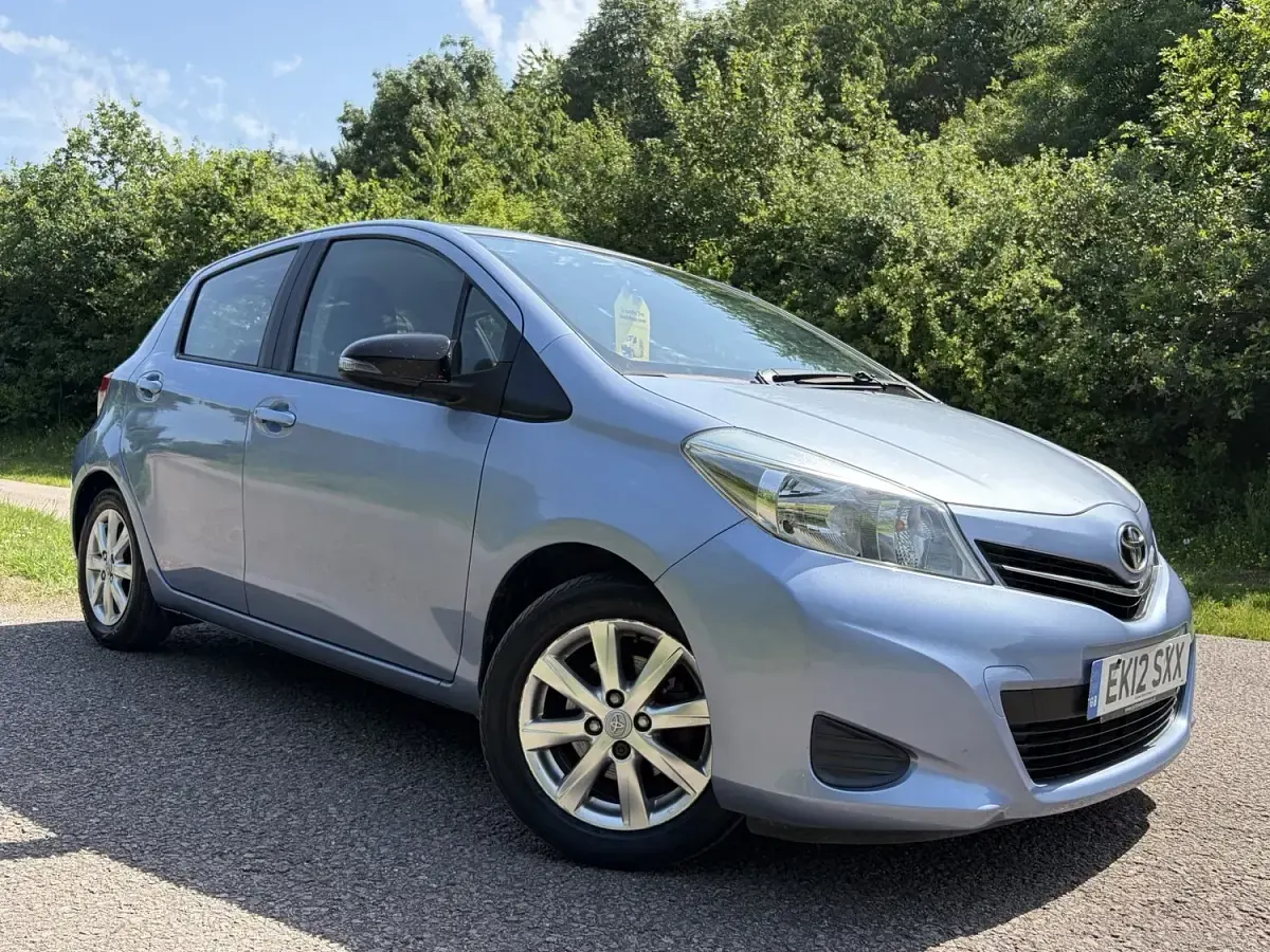 Used Toyota Yaris 99 HP (72 kW) 2012 Blue Hatchback