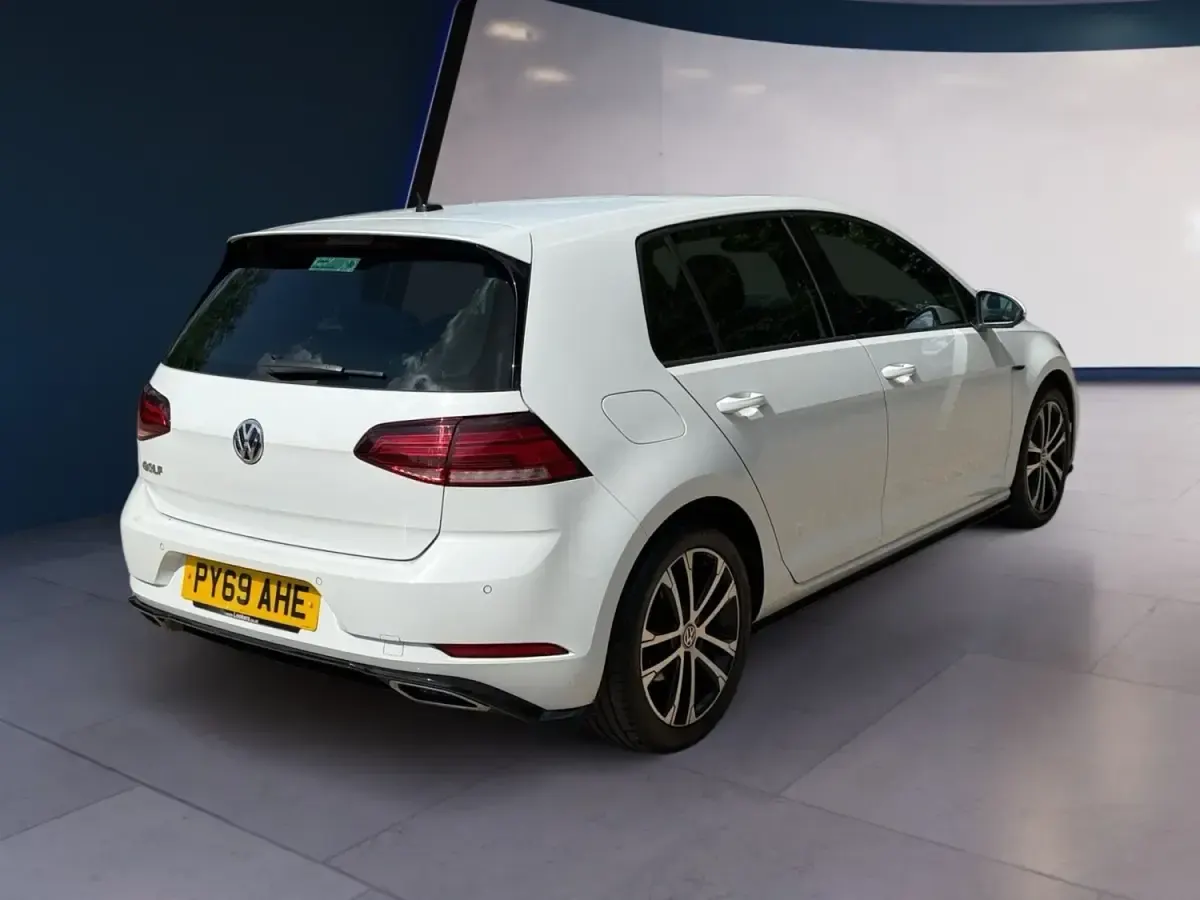 Używany VW Golf VII R-line 150 KM (110 kW) 2019 Biały Hatchback
