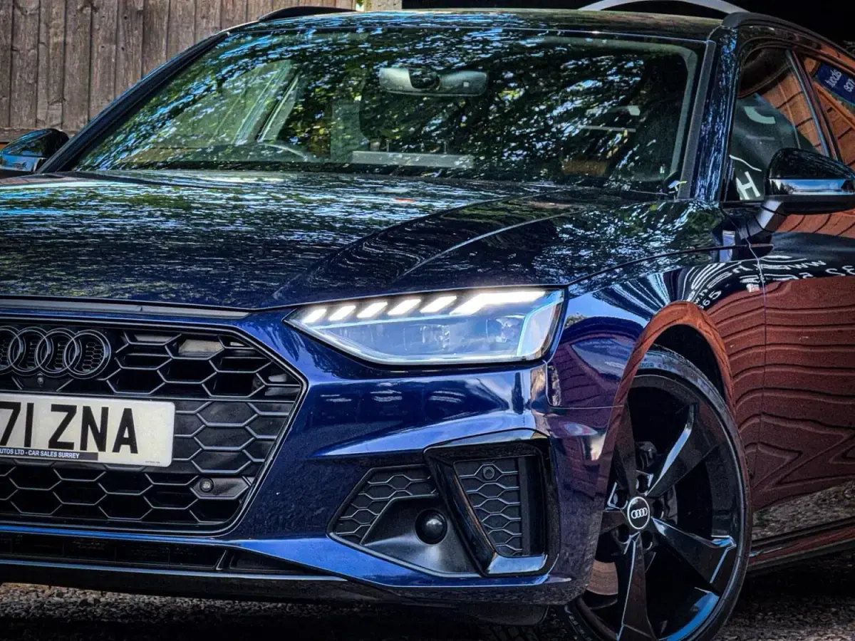 Usado Audi A4 Black Edition 163 CV (119 kW) 2021 Azul Familiar