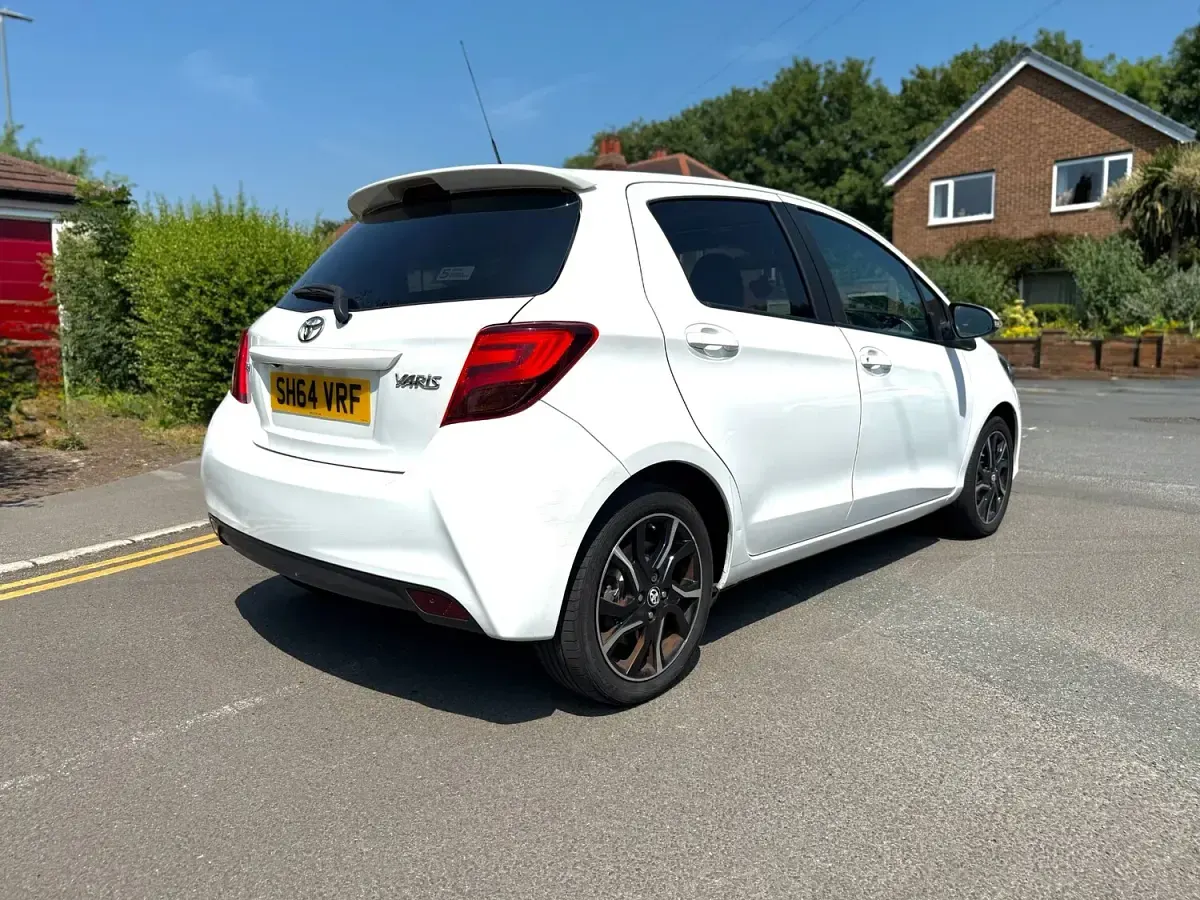 Used Toyota Yaris Sport 99 HP (72 kW) 2014 White Hatchback