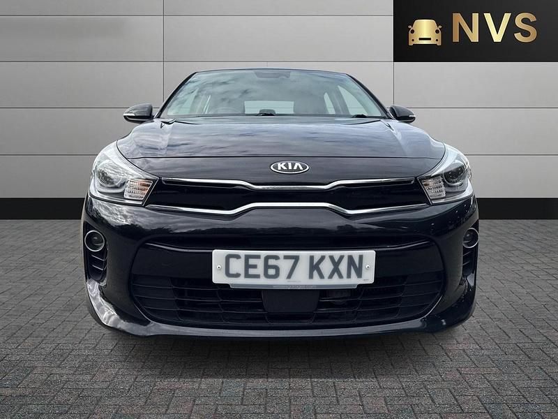 Begagnad Kia Rio 99 HK (72 kW) 2017 Svart Halvkombi