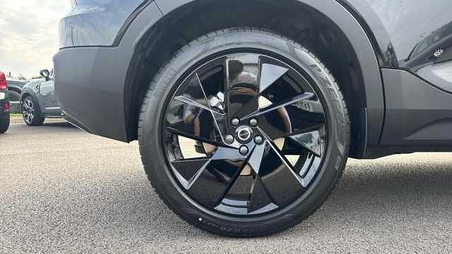 New Volvo XC40 Plus 194 HP (142 kW) 2025 Black SUV