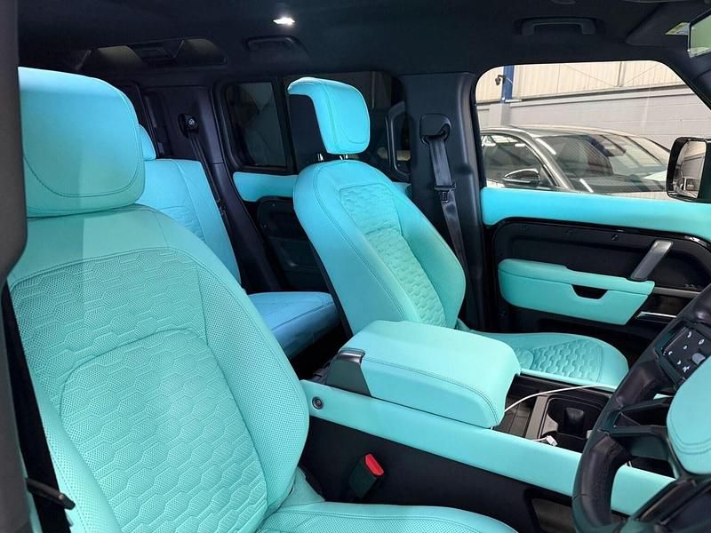 Usado Land Rover Defender HSE Dynamic 296 HP (217 kW) 2024 Preto SUV