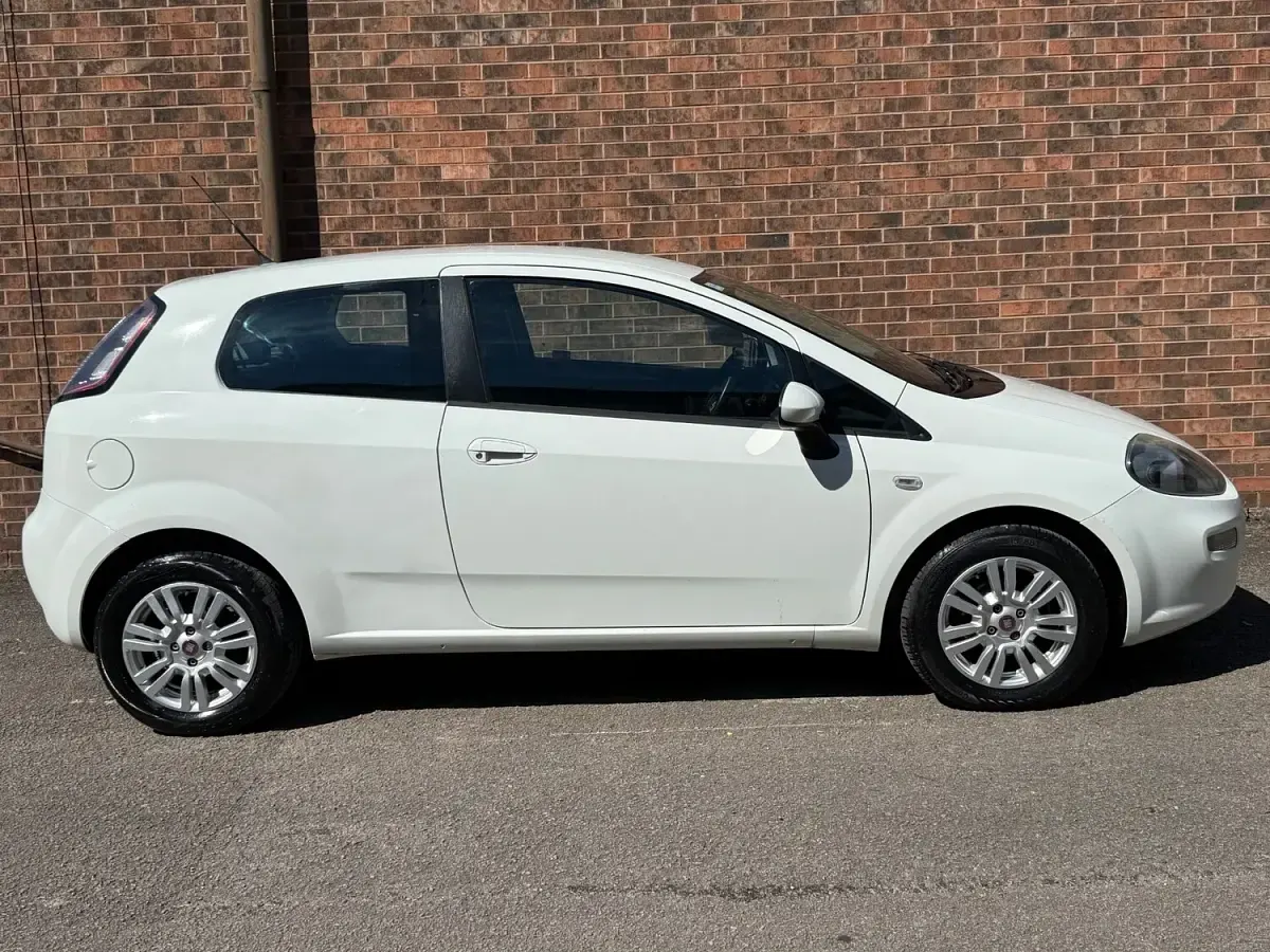 Used Fiat Punto Easy 77 HP (56 kW) 2015 White Hatchback