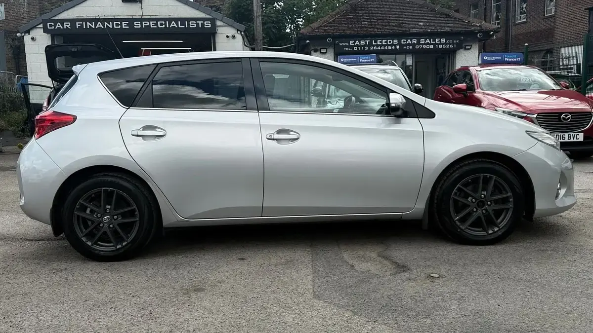 Used Toyota Auris Plus 132 HP (97 kW) 2014 Silver Hatchback