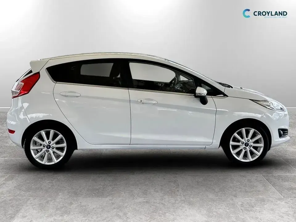 Used Ford Fiesta Titanium 100 HP (73 kW) 2015 White Hatchback