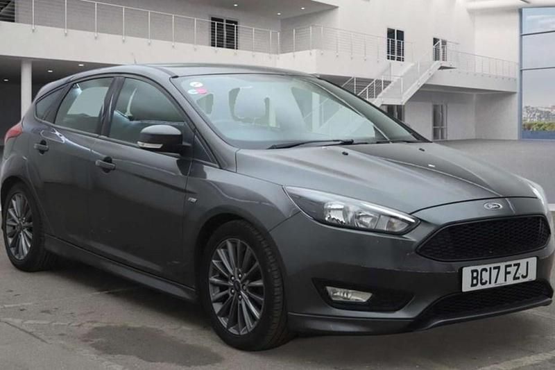 Used Ford Focus ST-Line 125 HP (91 kW) 2017 Grey Hatchback