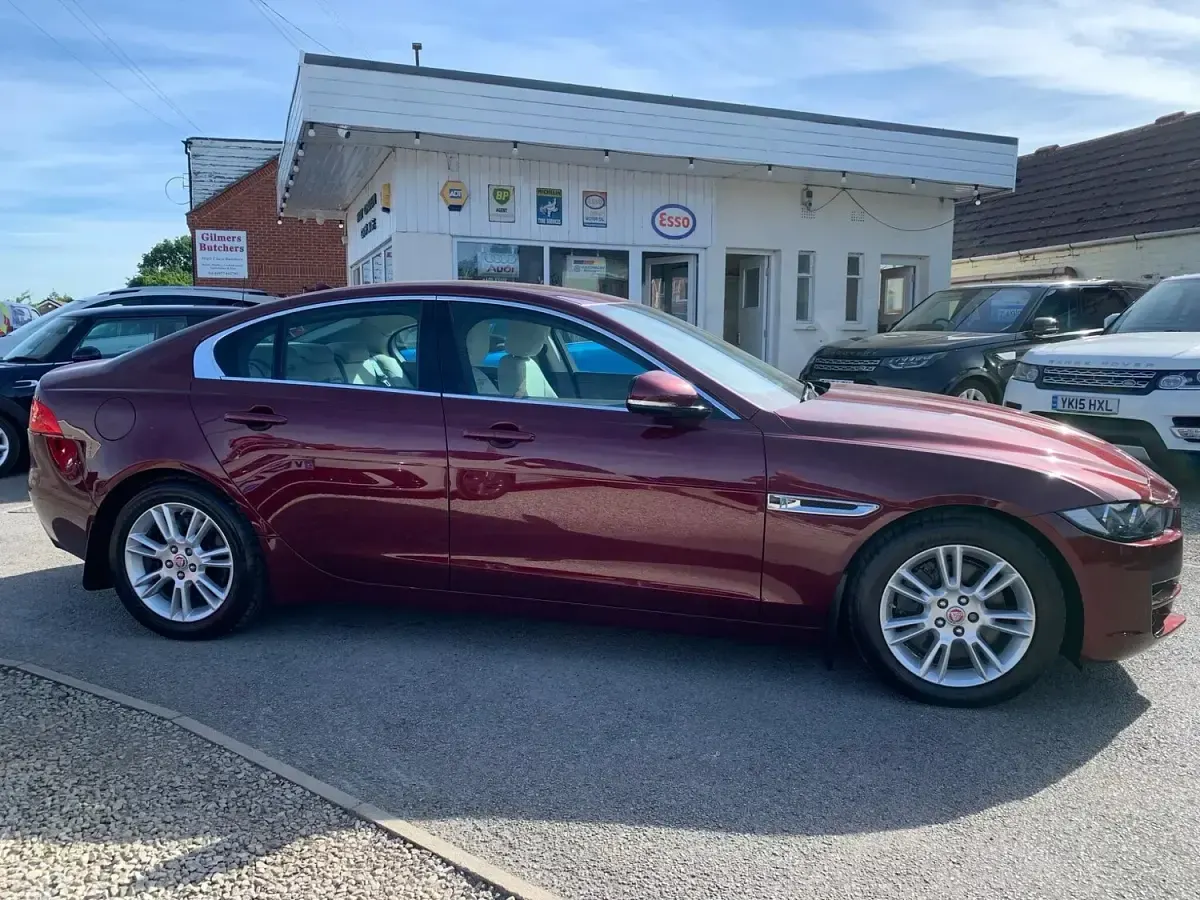 Used Jaguar XE Prestige 240 HP (176 kW) 2015 Red Sedan