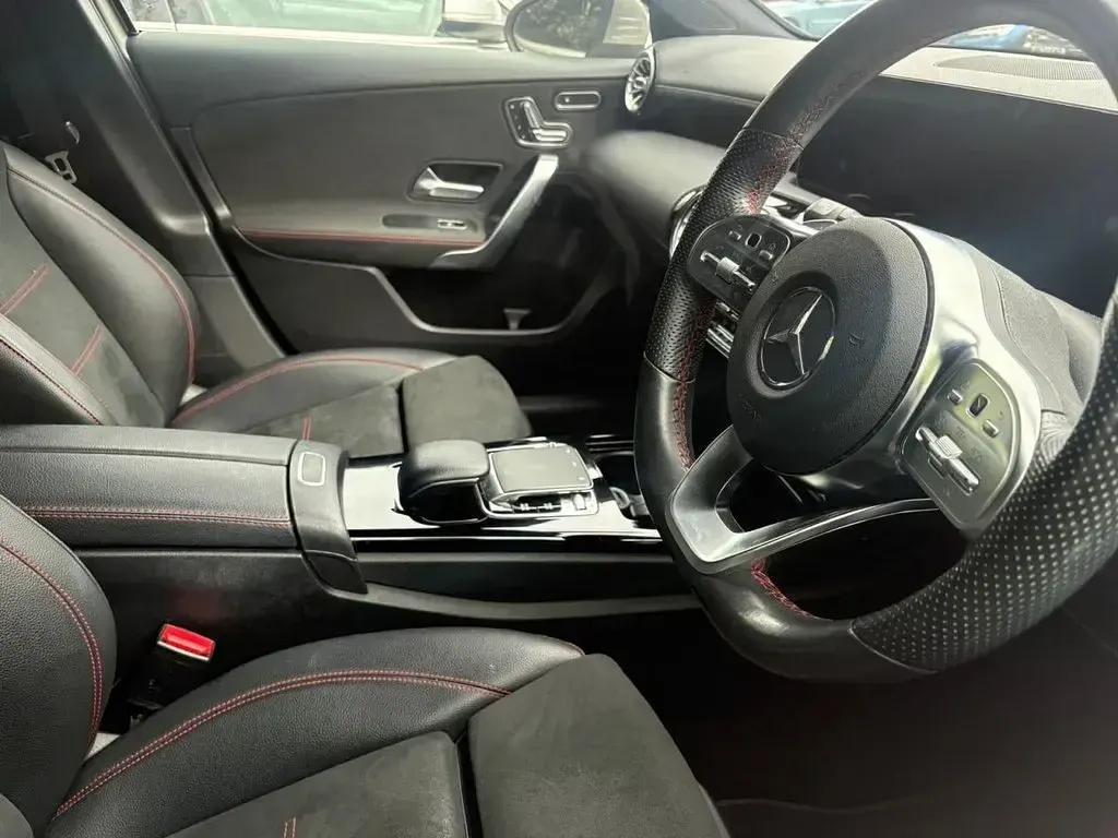 Usado Mercedes A250 AMG Line Premium Plus 224 HP (164 kW) 2019 Prateado Citadino