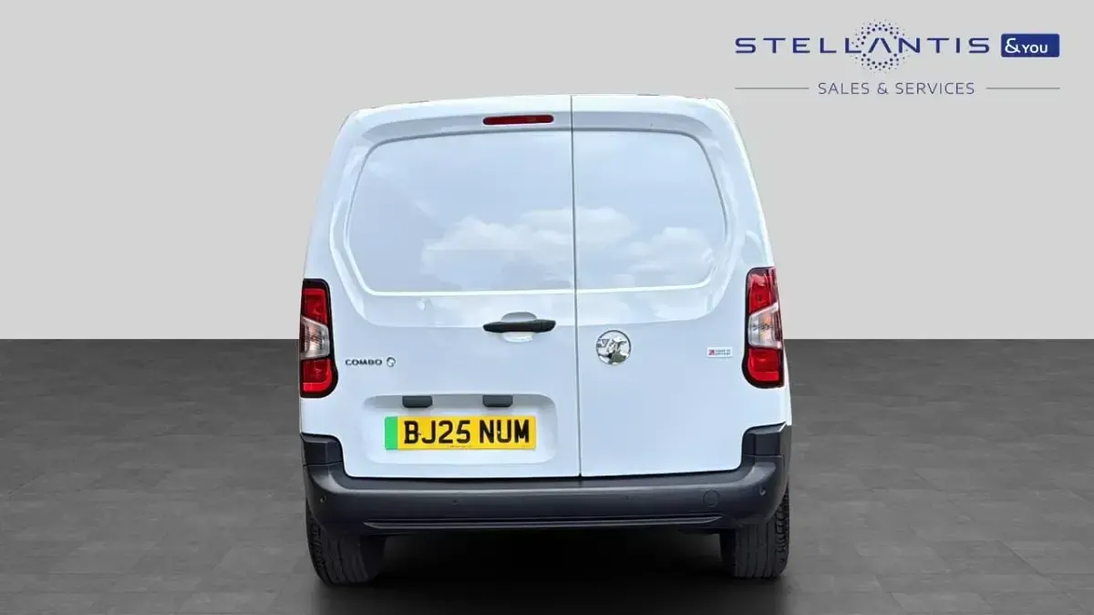 Second-hand Vauxhall Combo 98 kW (134 CP) 2025 Alb Monovolum