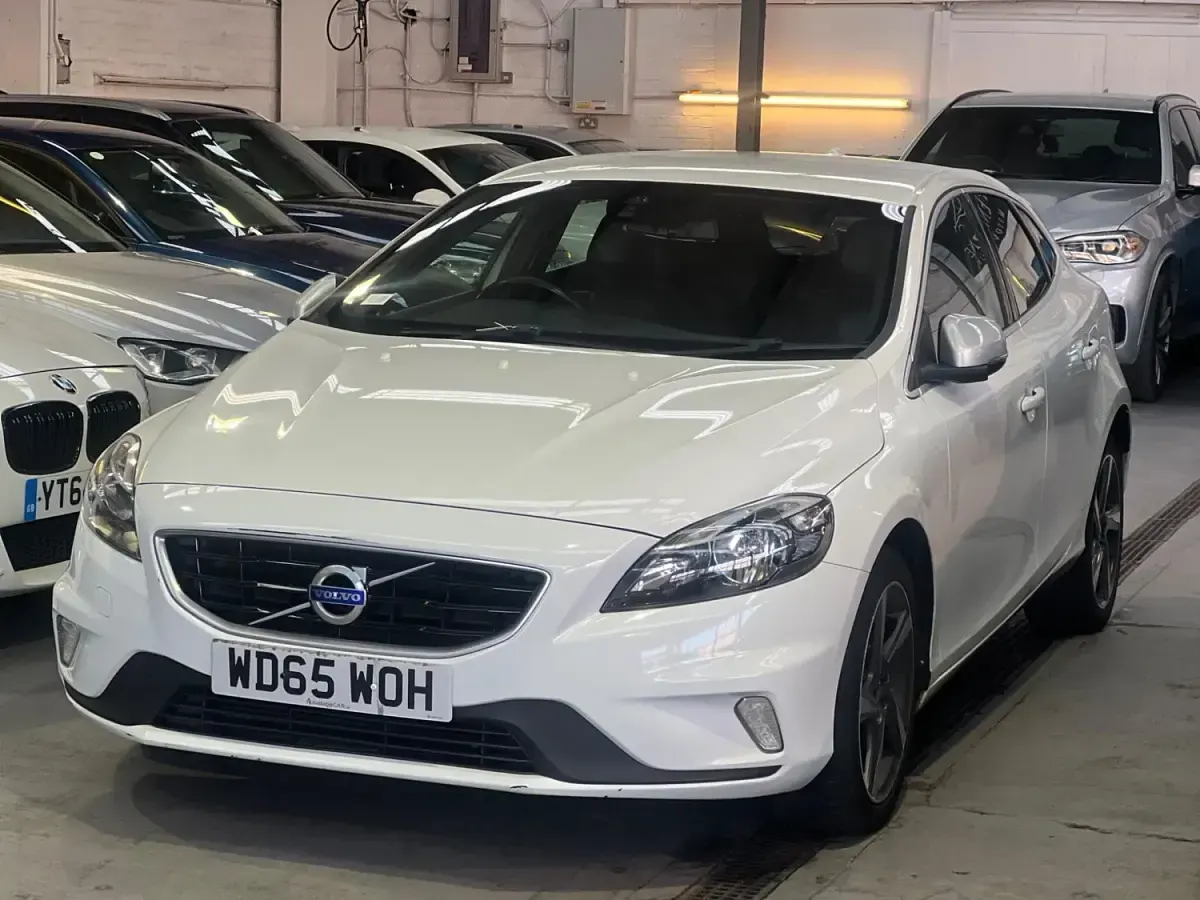 Usado Volvo V40 R-Design 122 CV (89 kW) 2015 Blanco Utilitario