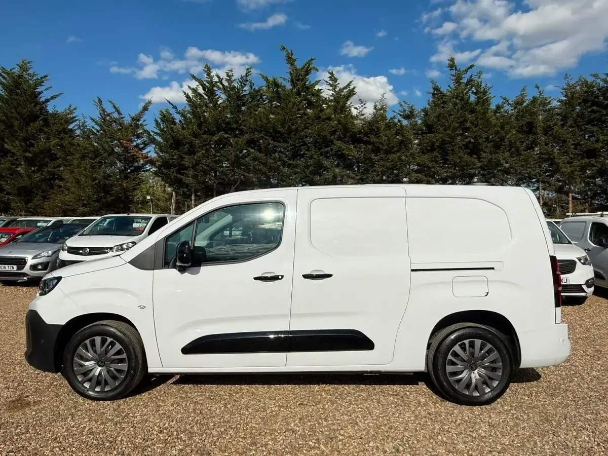Used Citroën Berlingo 100 HP (73 kW) 2025 White MPV