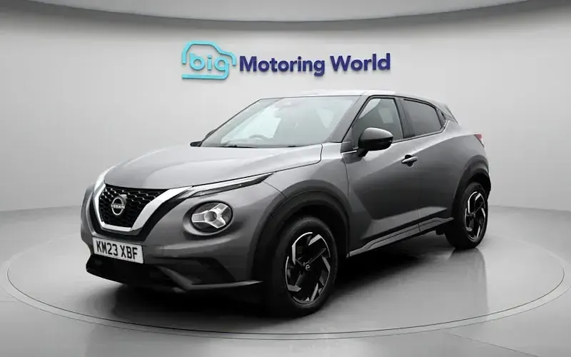 Usado Nissan Juke N-Connecta 114 HP (83 kW) 2023 Cinzento SUV