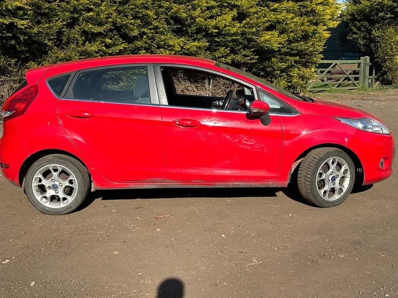 Used Ford Fiesta Zetec 82 HP (60 kW) 2011 Red Hatchback