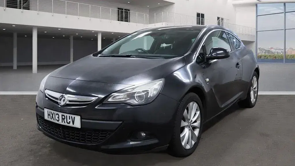 Usado Vauxhall Astra GTC SRi 140 HP (102 kW) 2013 Preto Citadino