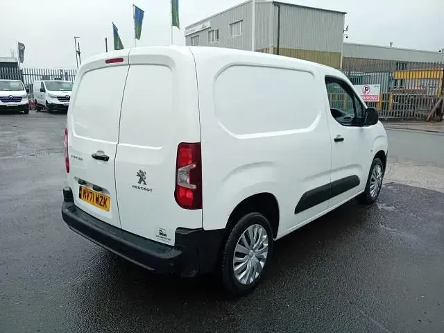 Used Peugeot Partner Premium 100 HP (73 kW) 2022 White MPV