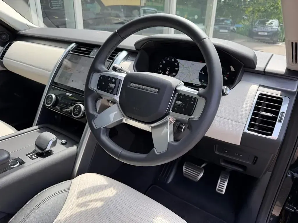 Used Land Rover Discovery 5 SE Dynamic 2024 Black SUV