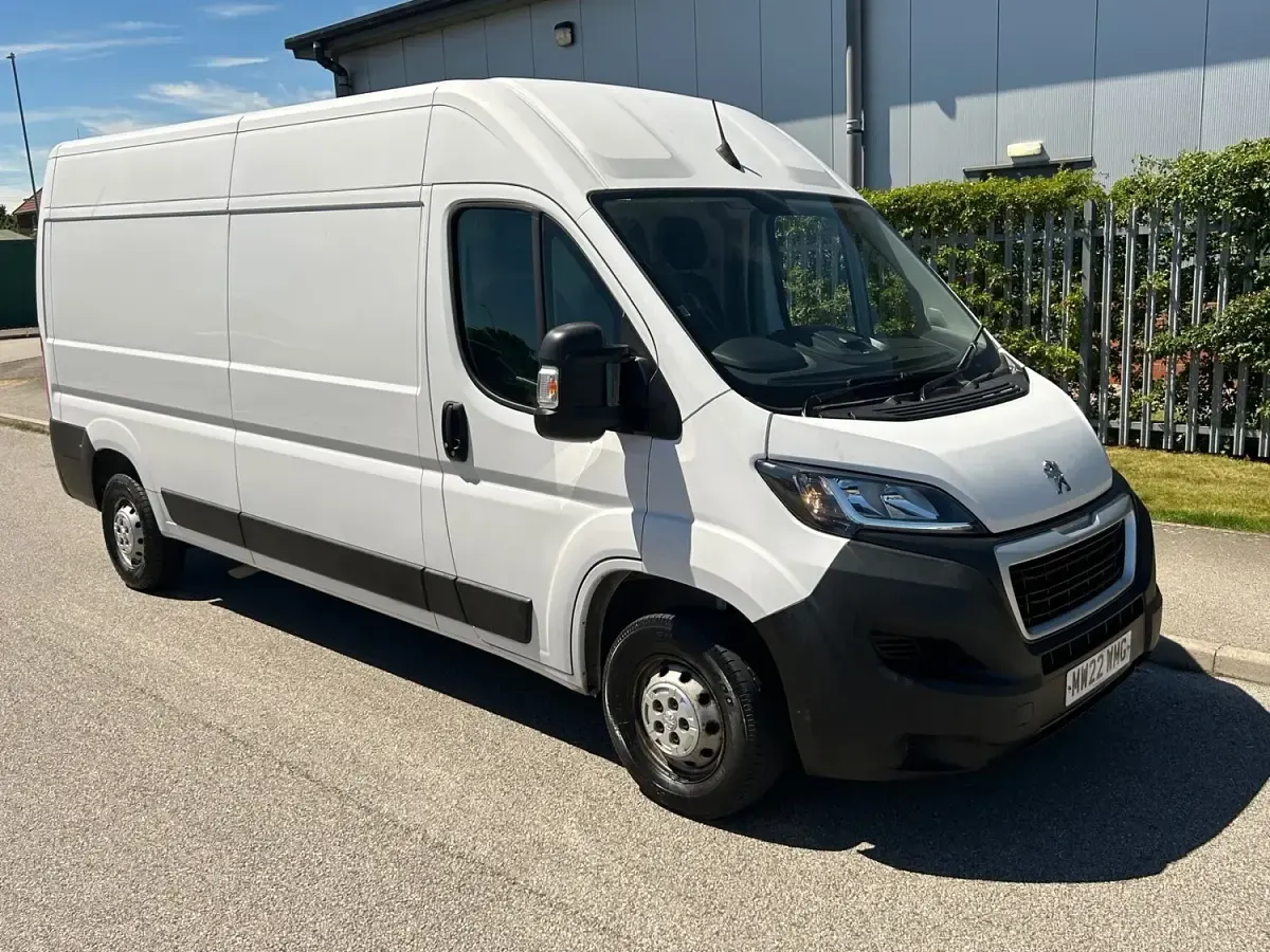 Used Peugeot Boxer 140 HP (102 kW) 2022 White Van