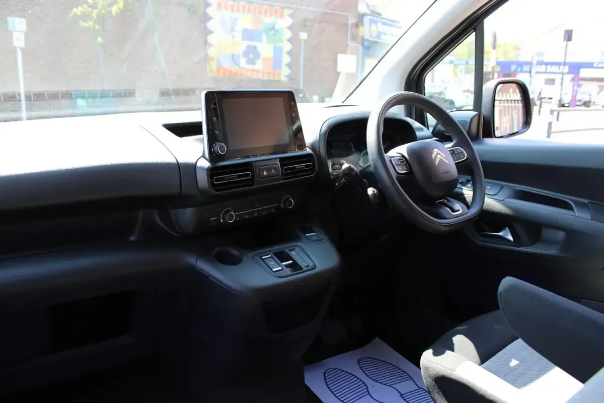 Usado Citroën e-Berlingo Feel 100 kW (136 HP) 2023 Cinzento Monovolume