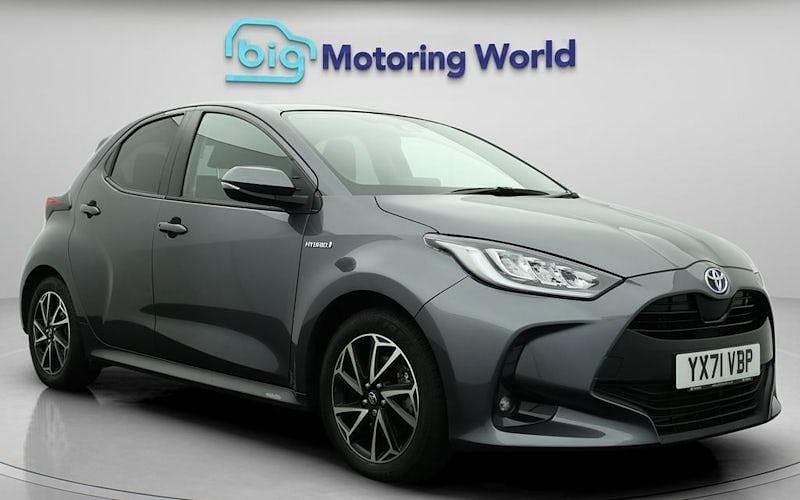 Used 2025 Toyota Yaris Hybrid Design Hatchback | £15,300 (Super price) - Image 1/4