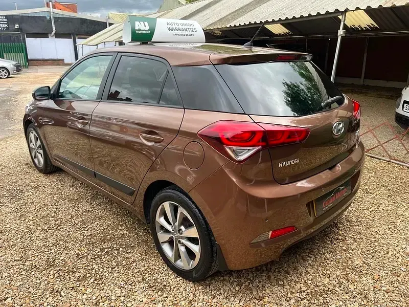 Used Hyundai i20 Premium 84 HP (61 kW) 2015 Brown Hatchback