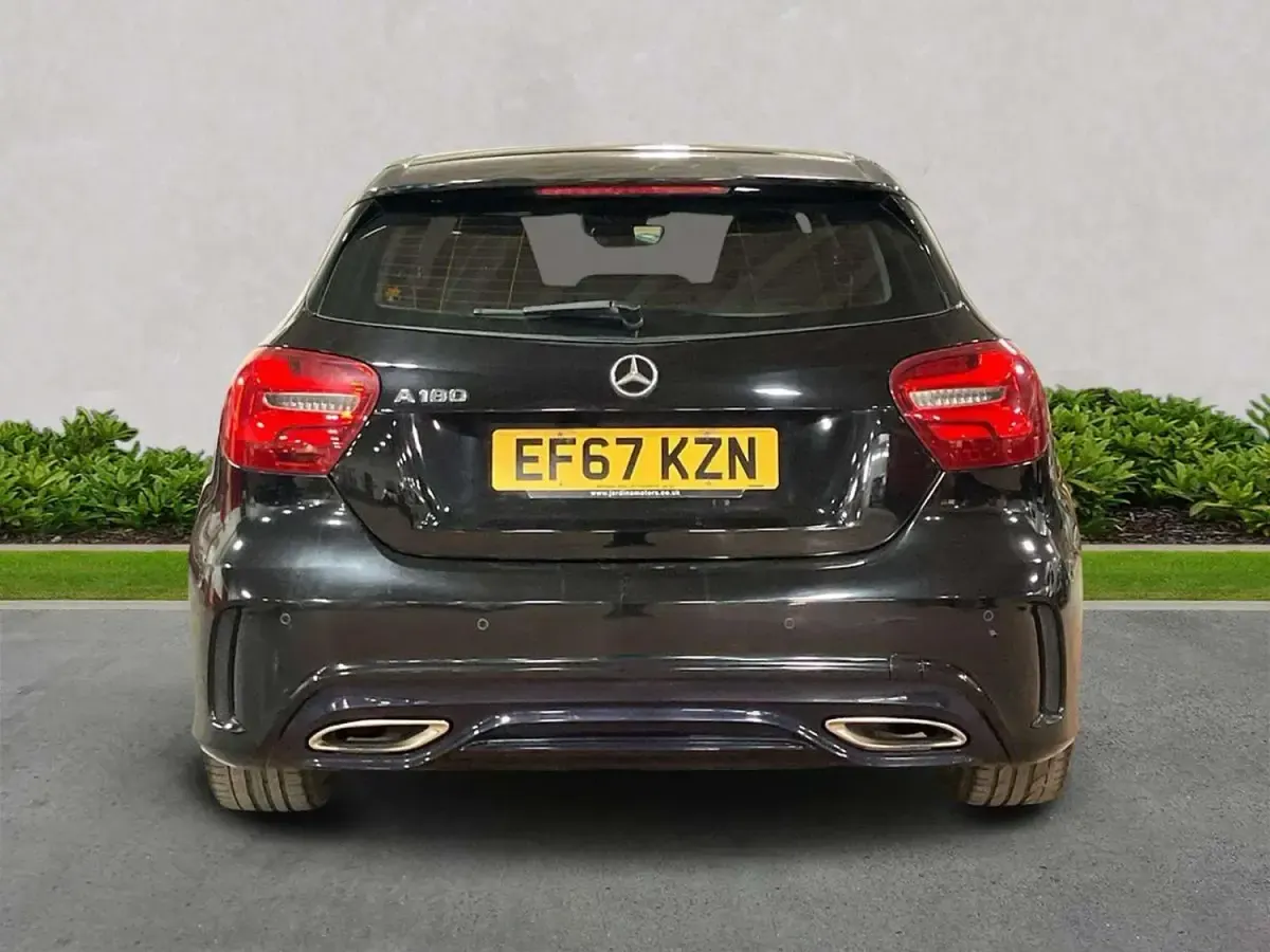 Begagnad Mercedes A180 AMG Line Premium 2017 Svart Halvkombi