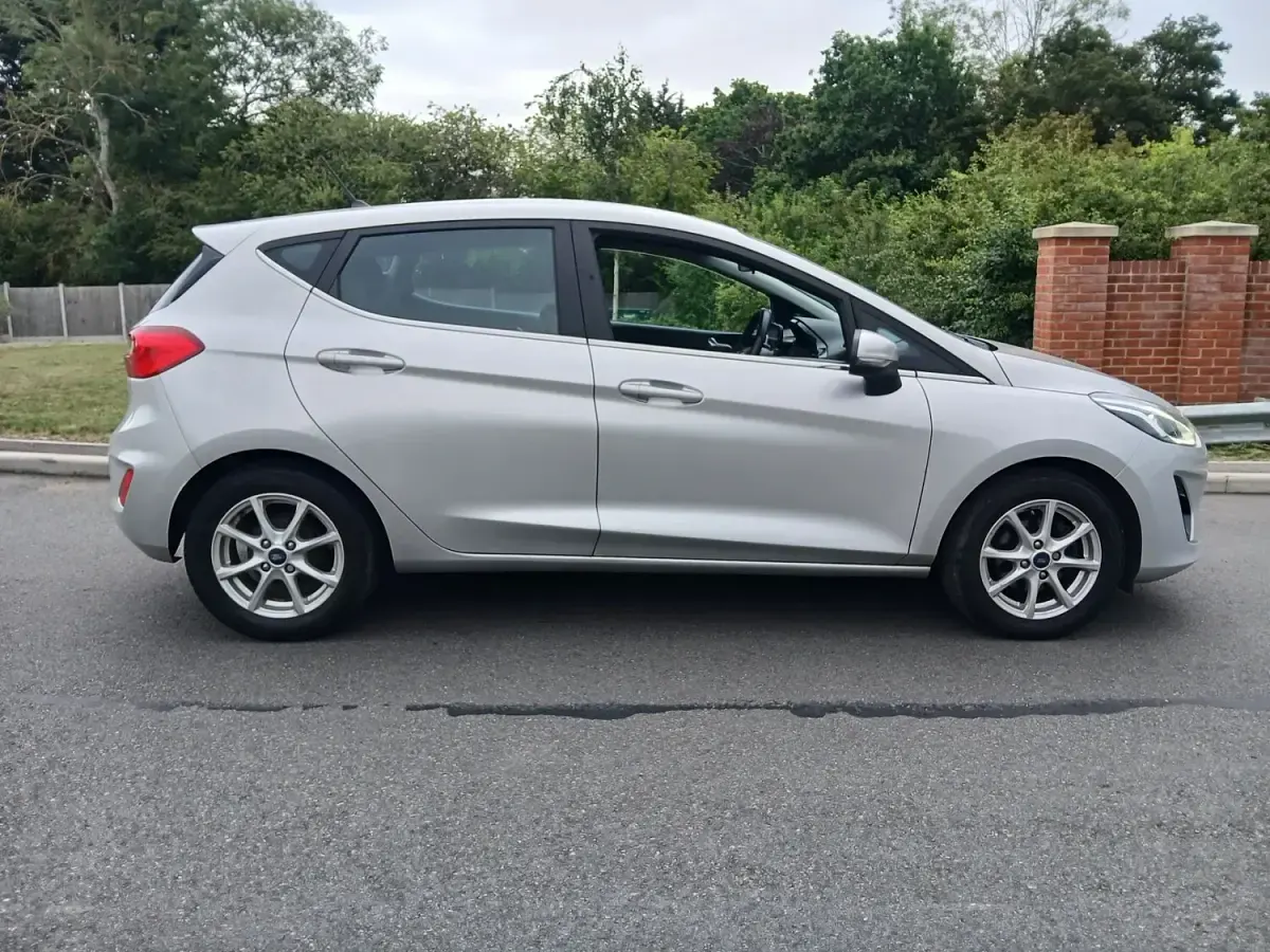 Used Ford Fiesta Zetec 70 HP (51 kW) 2018 Silver Hatchback