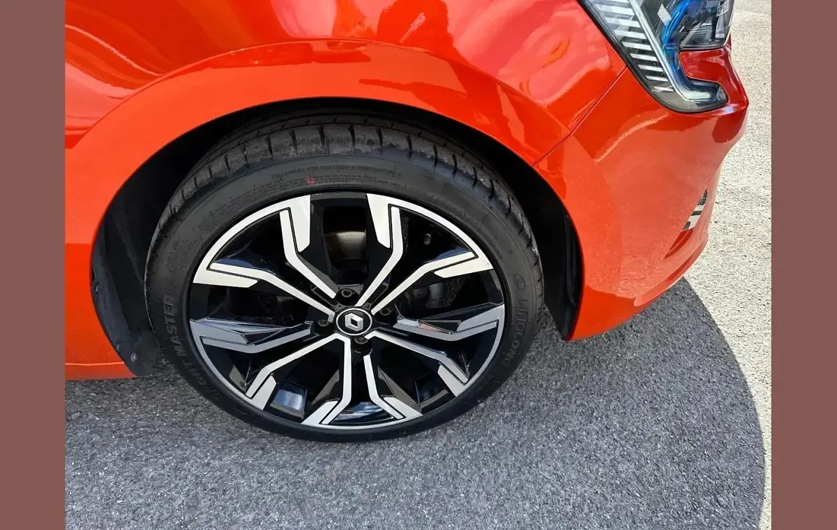 Used Renault Clio Techno 90 HP (66 kW) 2023 Orange  Hatchback