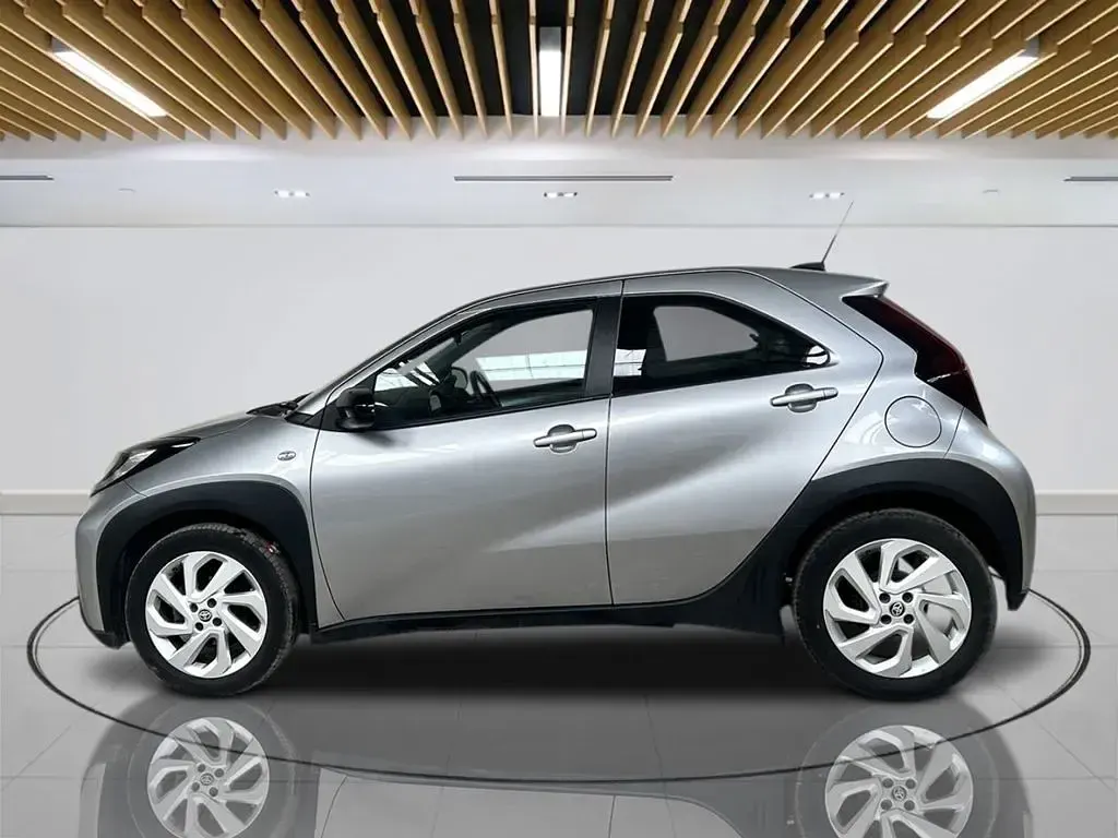 Used Toyota Aygo X PURE 72 HP (52 kW) 2022 Silver SUV