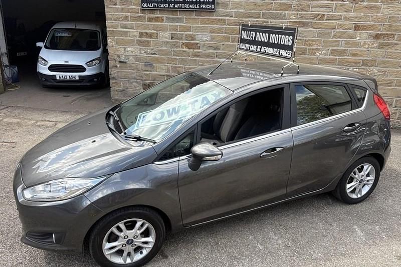 Usado Ford Fiesta Zetec 82 HP (60 kW) 2016 Cinzento Citadino