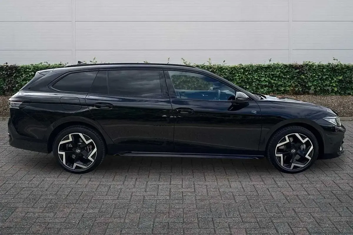 Used VW Passat R-line 272 HP (200 kW) 2025 Black Estate