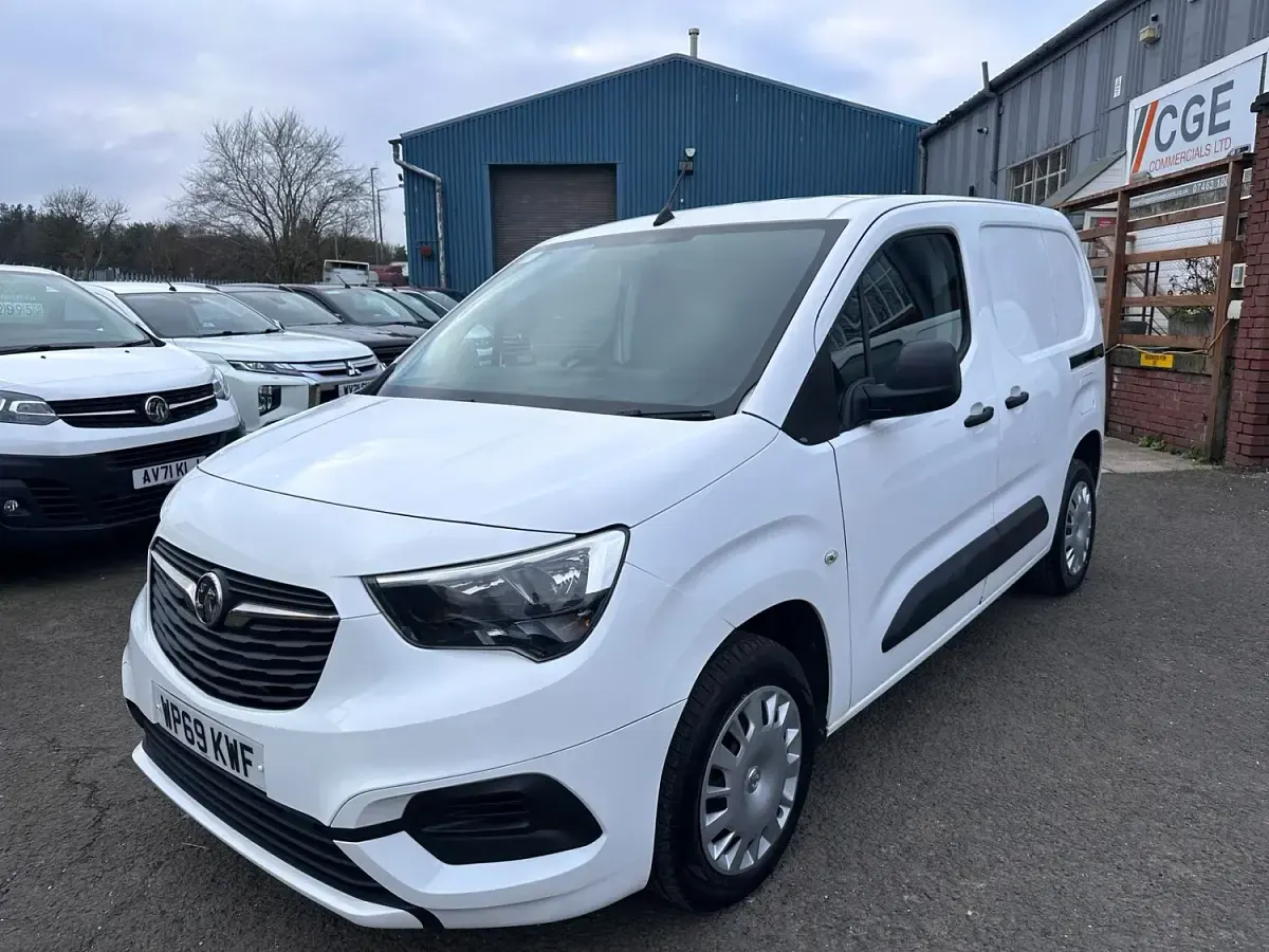 Used Vauxhall Combo Sportive 100 HP (73 kW) 2019 White Van