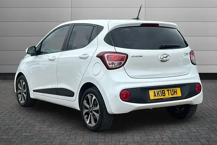 Used Hyundai i10 Premium SE 87 HP (63 kW) 2018 White Hatchback