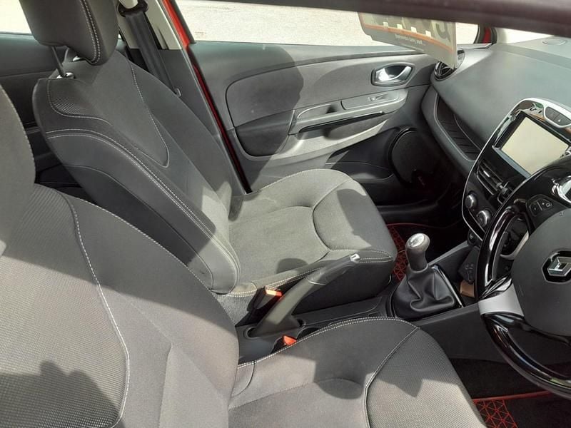 Usado Renault Clio IV Dynamique 75 CV (55 kW) 2015 Rojo Utilitario