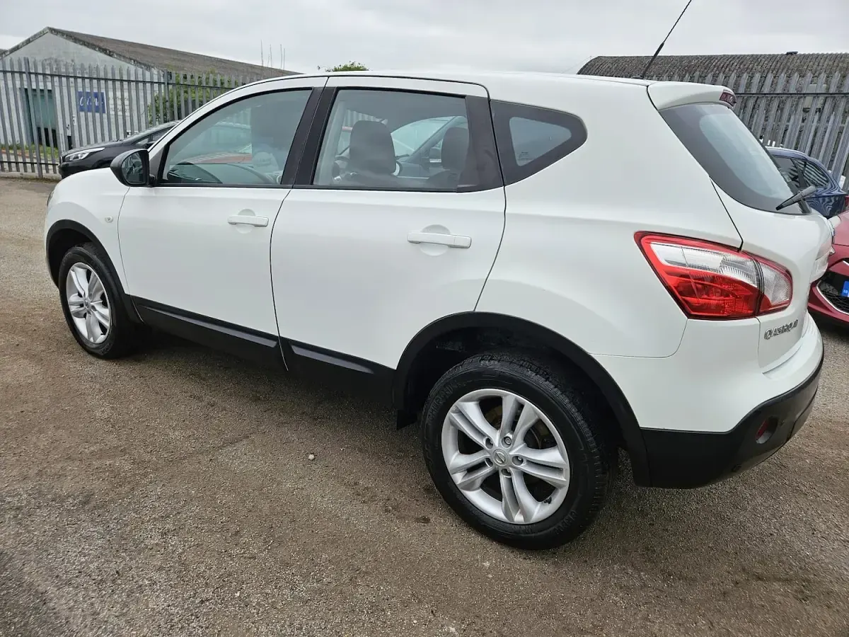 Used Nissan Qashqai Acenta 150 HP (110 kW) 2011 White SUV