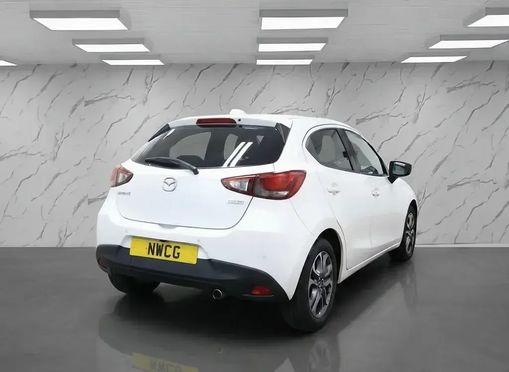 Begagnad Mazda 2 Inclusive 90 HK (66 kW) 2019 Vit Halvkombi