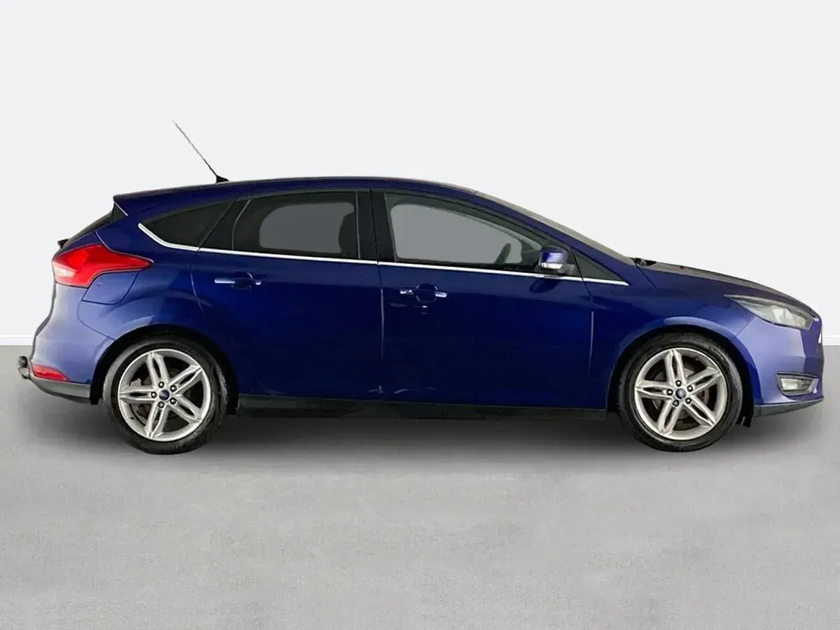 Used Ford Focus Zetec 120 HP (88 kW) 2015 Blue Hatchback