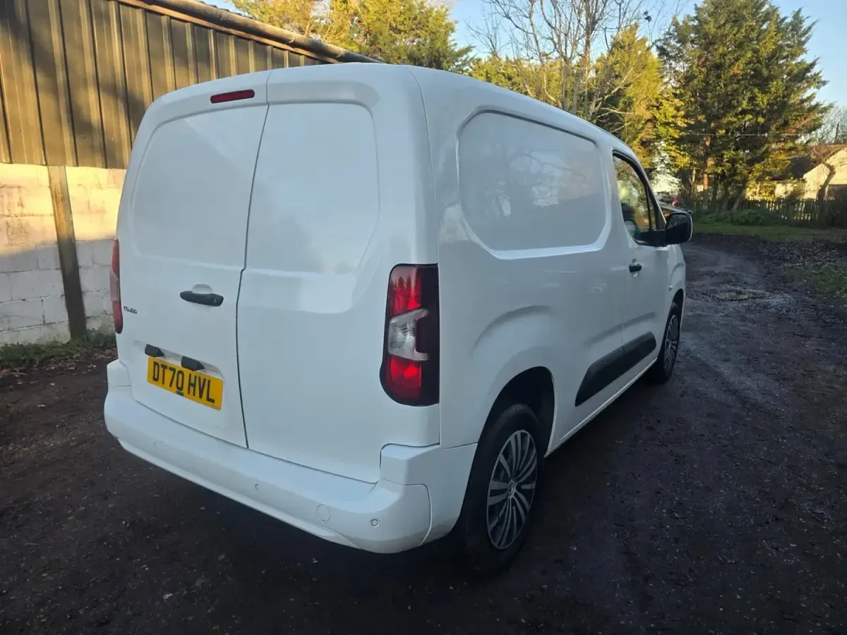 Second-hand Vauxhall Combo Sportive 100 CP (73 kW) 2021 Alb Monovolum