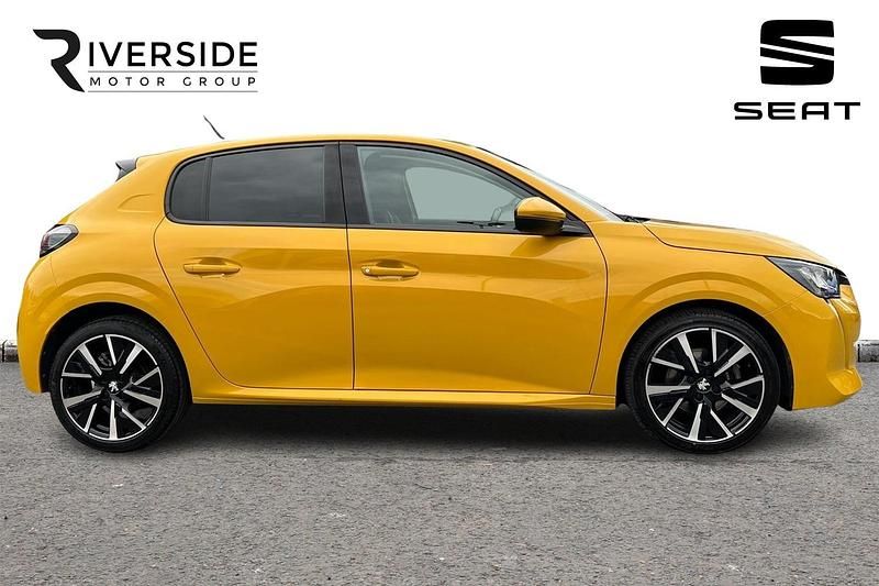Used Peugeot 208 Allure 101 HP (74 kW) 2020 Faro yellow Hatchback