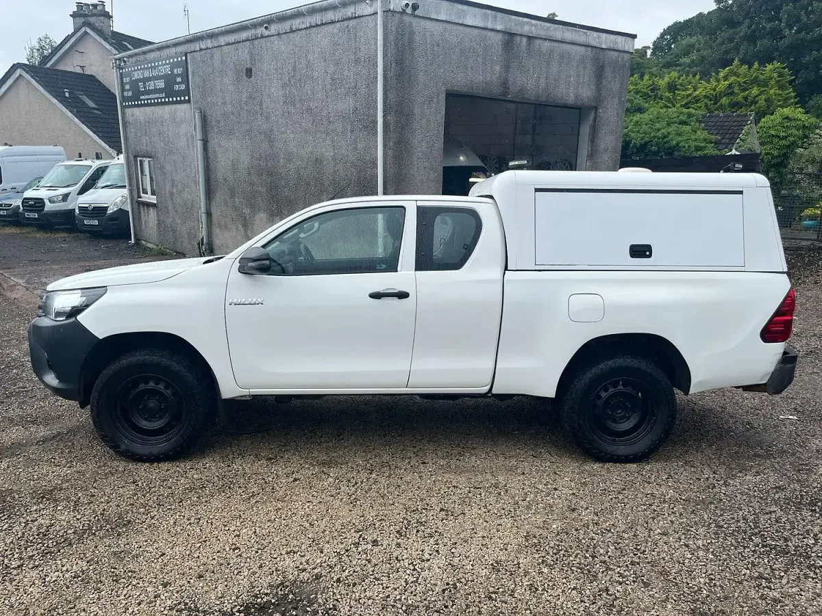 Used Toyota HiLux Active 150 HP (110 kW) 2018 White Pickup