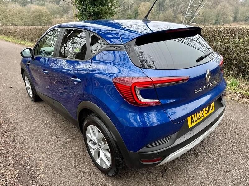 Second-hand Renault Captur Iconic 140 CP (102 kW) 2022 Albastru SUV